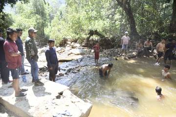 Bupati Tapteng Tinjau Sumber Air Sipan