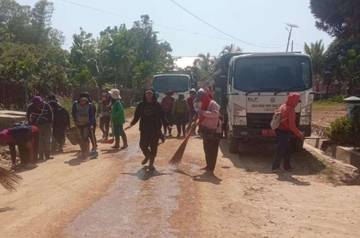 Pemkab Tapteng Bersihkan Badan Jalan dari Sendimen Banjir