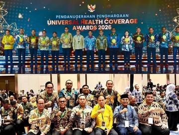 Bupati Tapteng Terima UHC Award 2026