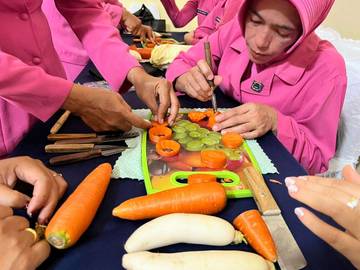 Bhayangkari Ranting Sintang Kota Adakan Pelatihan Membuat Garnish