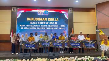 Gubernur Elisa Kambu Salurkan Bantuan Rp 10 Miliar Untuk 2.554 UMKM OAP