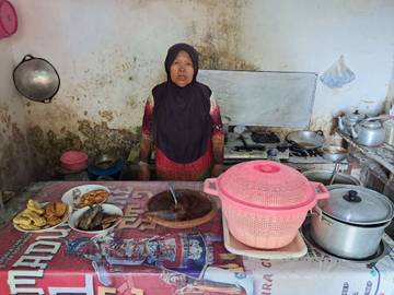 Fatimah, 50 Dekade Bertahan dengan Warung Nasi Tradisional
