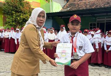 Yardan Radhitya Raih Penghargaan Karate dari Kepala Sekolah