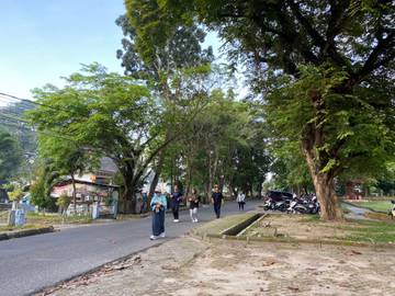 Jalan Pagi di Taman Sari, Tren Positif Masyarakat 