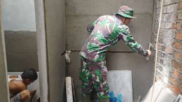 Satgas TMMD Kodim 0417/Kerinci Plester Bangunan MCK