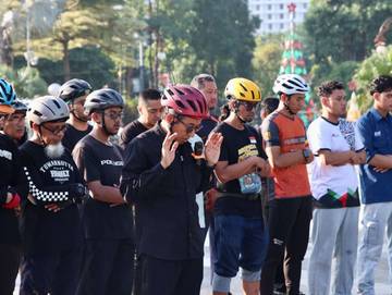 Pesepeda Surabaya Gelar Sholat Ghoib untuk Korban Bencana