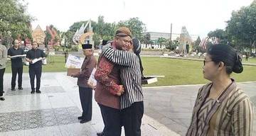 Bupati Klaten Teteskan Airmata Pada HUT Guru 