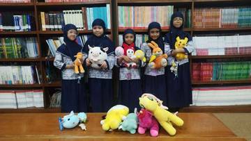 Peduli Sumatra SD Muhammadiyah 1 Solo Berdonasi Mainan 