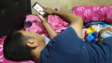 Dampak Negatif Kebiasaan Bermain Ponsel Sambil Tiduran