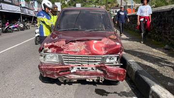 Diduga Rem Blong, Isuzu Panther Tabrak 4 Kendaraan di Tawangmangu