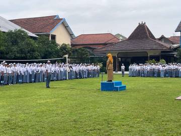 SMAN 4 Surakarta Awali KBM 2026 dengan Senam