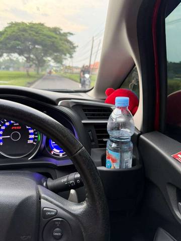 Air Minum Dingin dari Kulkas atau AC Mobil?