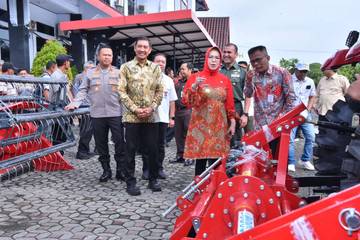 Dukung Program Swasembada, Bupati Sukoharjo Salurkan 54 Alsintan