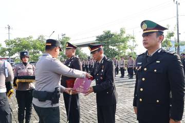 Kapolres-Sukoharjo Pimpin Upacara Penganugerahan Tanda-Kehormatan dan Kenaikan Pangkat-Pengabdian