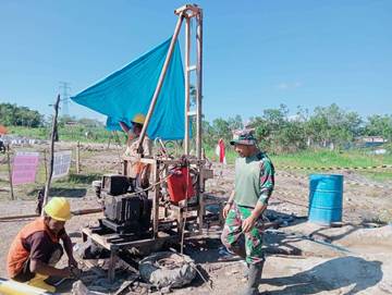 Pengeboran Sumur Bor di Huntara Tunyang Induk 