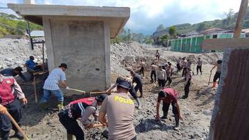 Brimob dan Polres Bersihkan Meunasah KMAP Lampahan