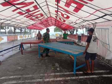 ​Babinsa-Warga Miangas Gotong-Royong Bongkar Tenda 