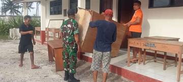 ​Babinsa Miangas  Gotong Royong Bersama Warga