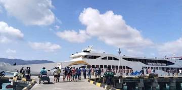 Polisi Jaga Kamtibmas Saat Kapal Sandar Di Dermagaq