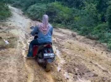 Jalan Berlumpur di Desa Rantau Panjang Sulitkan Warga