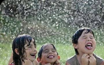 Bolehkah Anak Mandi Hujan, Penjelasan dari Sisi Kesehatan