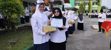 MTsN Tanjungpinang Serahkan Hadiah Lomba Cerpen dan Video