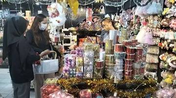 Pernak-pernik Natal Mulai Diburu Umat Nasrani