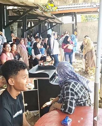 Pantai Lalos Dipadati Pengunjung, Wisatawan Tak Kebagian gasebo