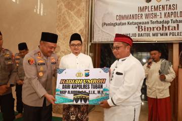 Takmir Masjid Polres Tuban Terima Hadiah Umrah