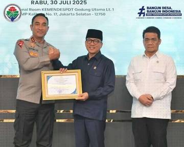 Minister Yandri Awards Chief of Banten Regional Police