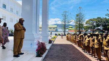 Bupati Jayawijaya Uji Disiplin Kepala Kampung Lewat Apel