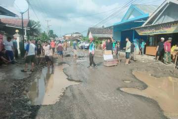 Warga Baradatu Swadaya Perbaiki Jalan