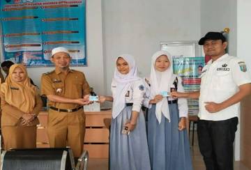 Pelayanan Gratis, Pemilih Pemula Terima KTP Elektronik