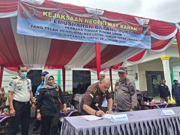 Kejari Way Kanan Musnahkan Barang Bukti Tindak Pidana