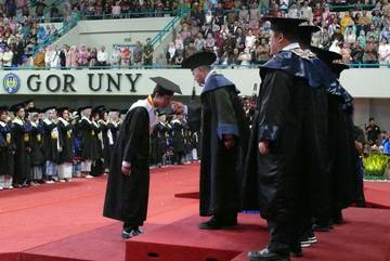 UNY Wisuda Ribuan Lulusan Siap Kerja