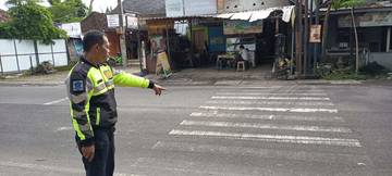 Kurang Konsentrasi, Mobil Oleng Tabrak Motor di Pleret