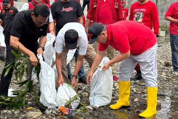 Ganjar Pranowo Turun Reresik Code, Ingatkan Pentingnya Alam
