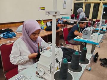 Mahasiswa UNY Unjuk Kepiawaian Permak Busana di Pra-Konaspi